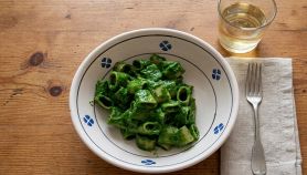 Ciotola con pasta agli spinaci pronta da mangiare