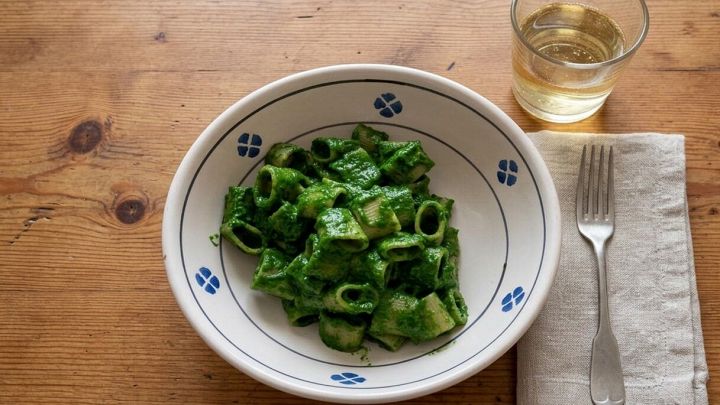 Ciotola con pasta agli spinaci pronta da mangiare
