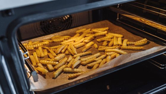 Patatine fritte cotte al forno
