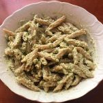 Pennette condite con pesto di zucchine, anacardi e noci