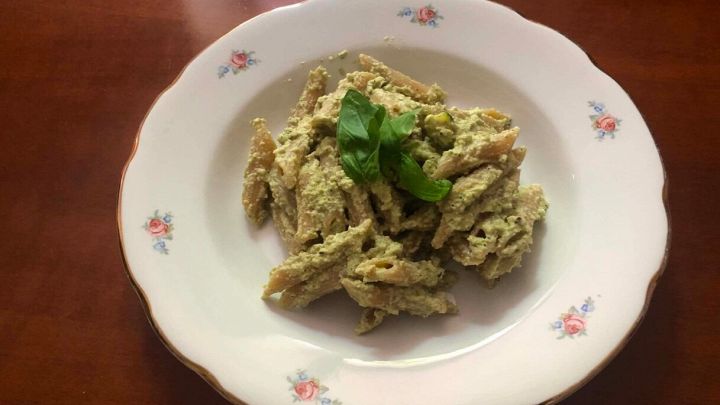 Piatto di pennette con pesto di zucchine, anacardi e noci
