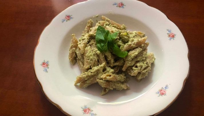 Piatto di pennette con pesto di zucchine, anacardi e noci