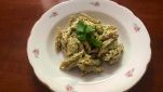 Piatto di pennette con pesto di zucchine, anacardi e noci