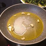 Soffritto di aglio e olio in cottura