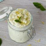 Barattolo con pesto di limoni e mandorle
