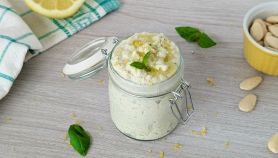 Vasetto di pesto di limoni e mandorle