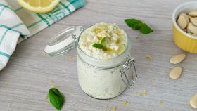 Vasetto di pesto di limoni e mandorle