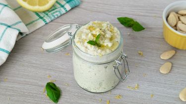 Vasetto di pesto di limoni e mandorle