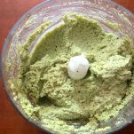 Gustoso pesto di zucchine, anacardi e noci