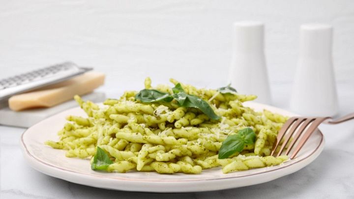 PIatto di trofie con foglie di basilico e pesto
