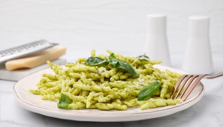 PIatto di trofie con foglie di basilico e pesto