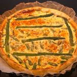 Quiche agli asparagi appena tolta dal forno