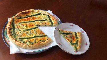 Quiche agli asparagi con fetta tagliata