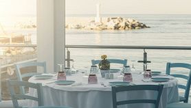Tavolo del ristorante con vista mare