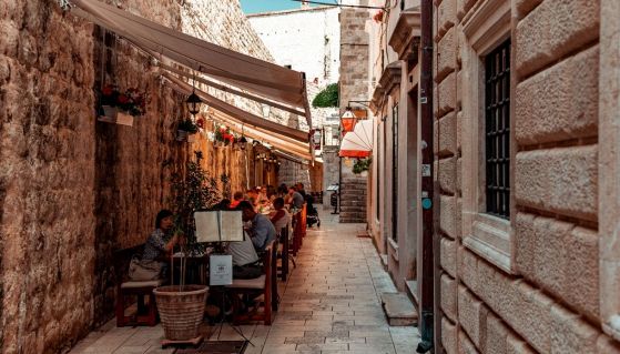 Fila di ristoranti in una stradina della città vecchia di Dubrovnik