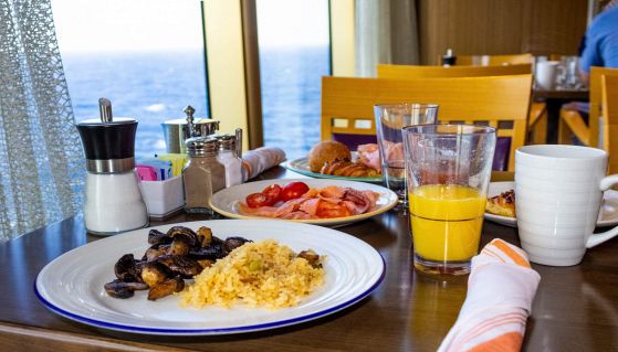 Tavolo imbandito per il pranzo sulla nave da crociera