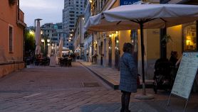 Una via centrale di Savona con ristoranti