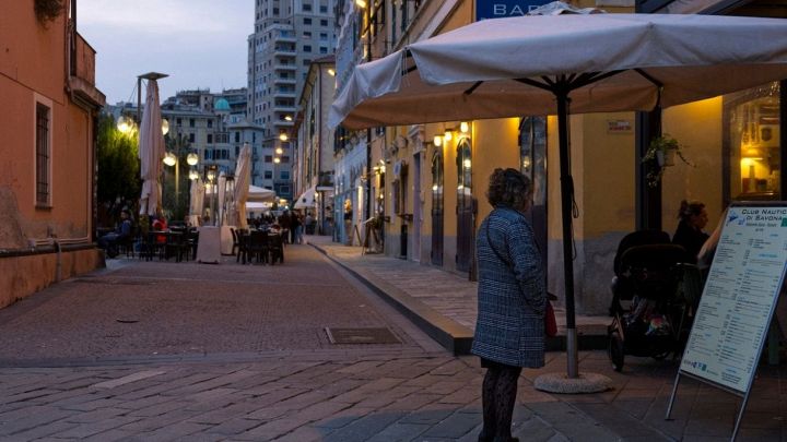 Una via centrale di Savona con ristoranti