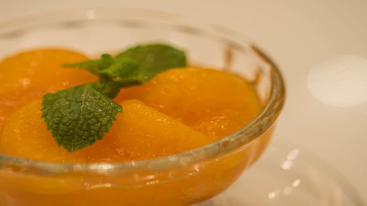 Sorbetto alle nespole guarnito con menta