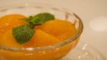 Sorbetto alle nespole guarnito con menta