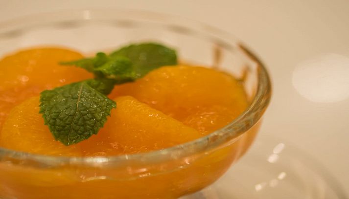 Sorbetto alle nespole guarnito con menta