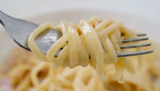 Spaghetti cacio e pepe arrotolati sulla forchetta