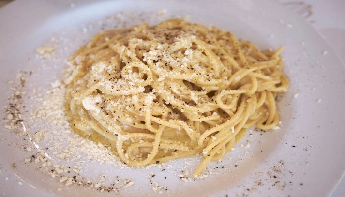 Spaghetti cacio e pepe con spolverata di pecorino