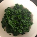Ciotola con spinaci lessi