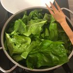 Pentola con spinaci a lessare
