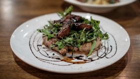 Tagliata di carne di vitello con rucola e aceto balsamico