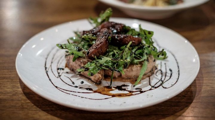Tagliata di carne di vitello con rucola e aceto balsamico