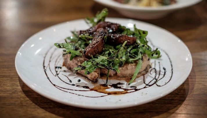 Tagliata di carne di vitello con rucola e aceto balsamico