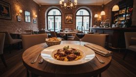 Tagliatelle al sugo e vino rosso sul tavolo di un ristorante raffinato