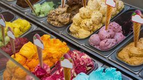 Vetrina di una gelateria artigianale con tanti gusti di gelato