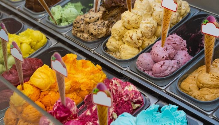 Vetrina di una gelateria artigianale con tanti gusti di gelato