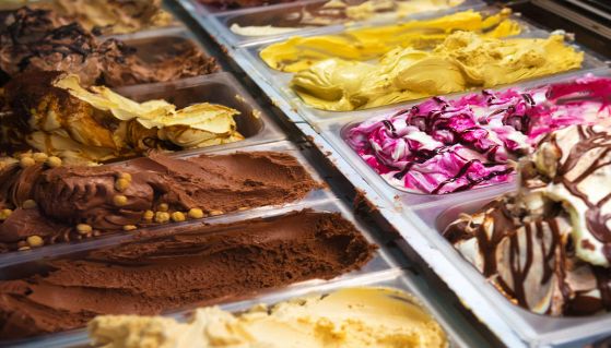 Bancone della gelateria con tanti gusti di gelato
