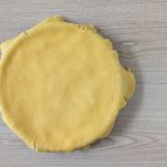 Crostata coperta con disco di pasta frolla