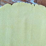 Tagliere con pasta frolla stesa