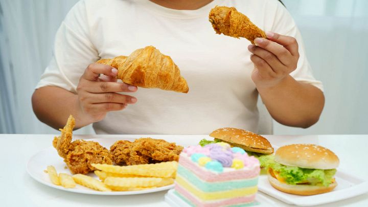 Uomo mangia cibi ultraprocessati