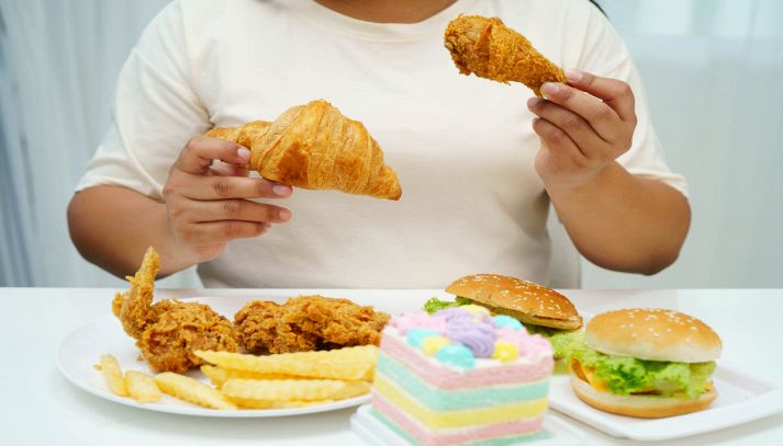 Uomo mangia cibi ultraprocessati