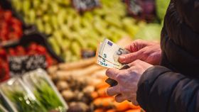 Spesa sana al supermercato con uomo che paga