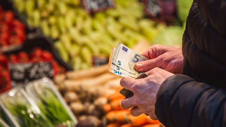 Spesa sana al supermercato con uomo che paga