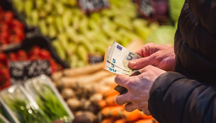Spesa sana al supermercato con uomo che paga