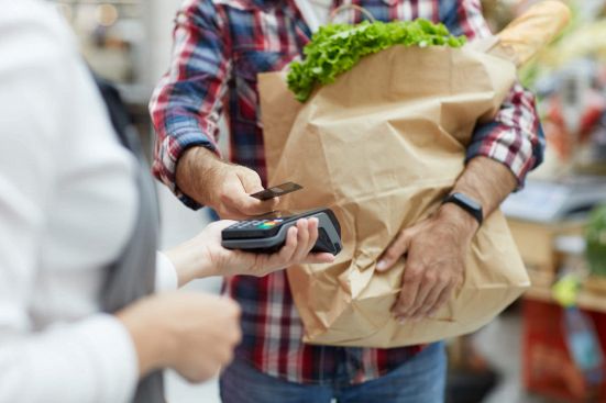 Uomo compra gli ortaggi e paga con il bancomat