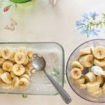 Banane a rondelle nella vaschetta e nel bicchiere del tritatutto