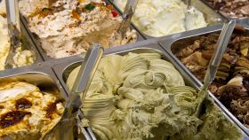 Vassoi con tanti gusti di gelato in gelateria