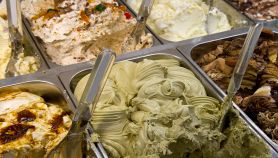 Vassoi con tanti gusti di gelato in gelateria