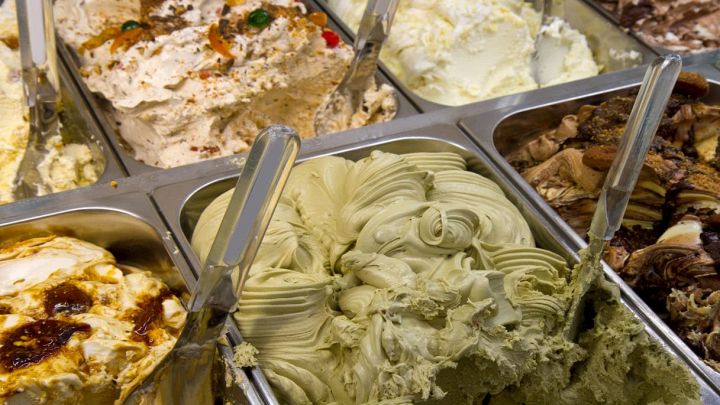 Vassoi con tanti gusti di gelato in gelateria