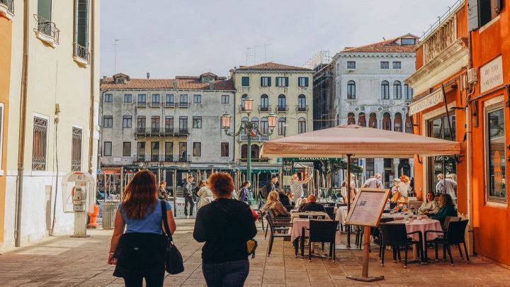 Quanto si spende per un menu turistico? Il prezzo medio che sorprende chi va in vacanza
