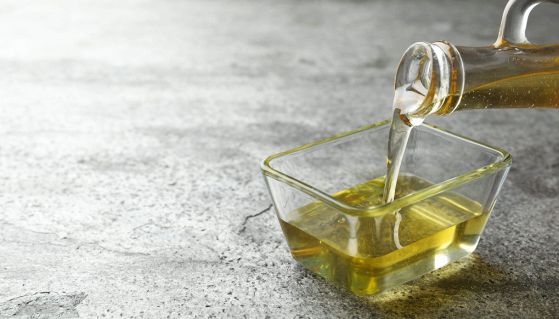 Olio versato dalla bottiglia nella ciotola